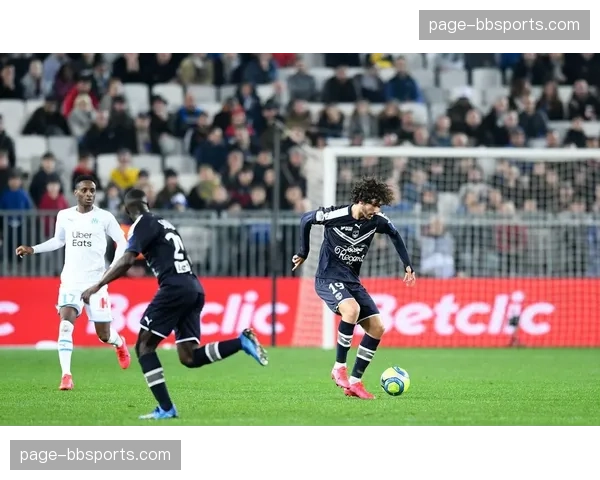 朗斯下半场调整为4-2-4阵型，连扳三球绝平布雷斯特展现战术韧性